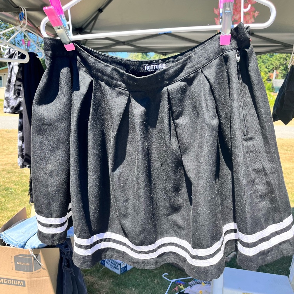 Hot Topic Black and White Pleated Skater Skirt